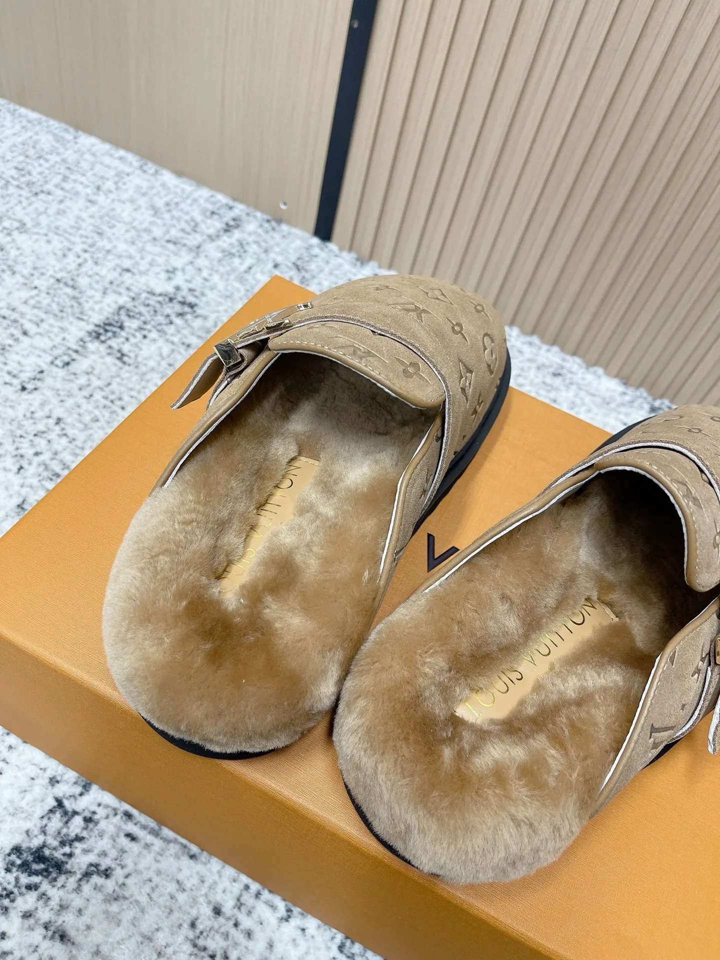 [L Home] P: 500💰 Size: 35-46 (female 40.41, male 45 46 custom-made) Top version Louis vuitton Lv top version LV couple's wool slippers New couple's Birkenstock slippers Cute and loveable, the foot feel is not too good Simple and high-end Sling-hee design Ready to wear and go Good news for lazy people Upper imported cowhide/imported old floral cloth Original hardware buckle, original molded high-density foam outsole Fabric: Yangjing/classic jacquard fabric Lining: imported wool lining Sole: original foam combination sole
